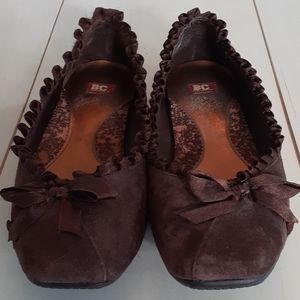 BC Footwear brown suede ruffled ballet flats 🍎